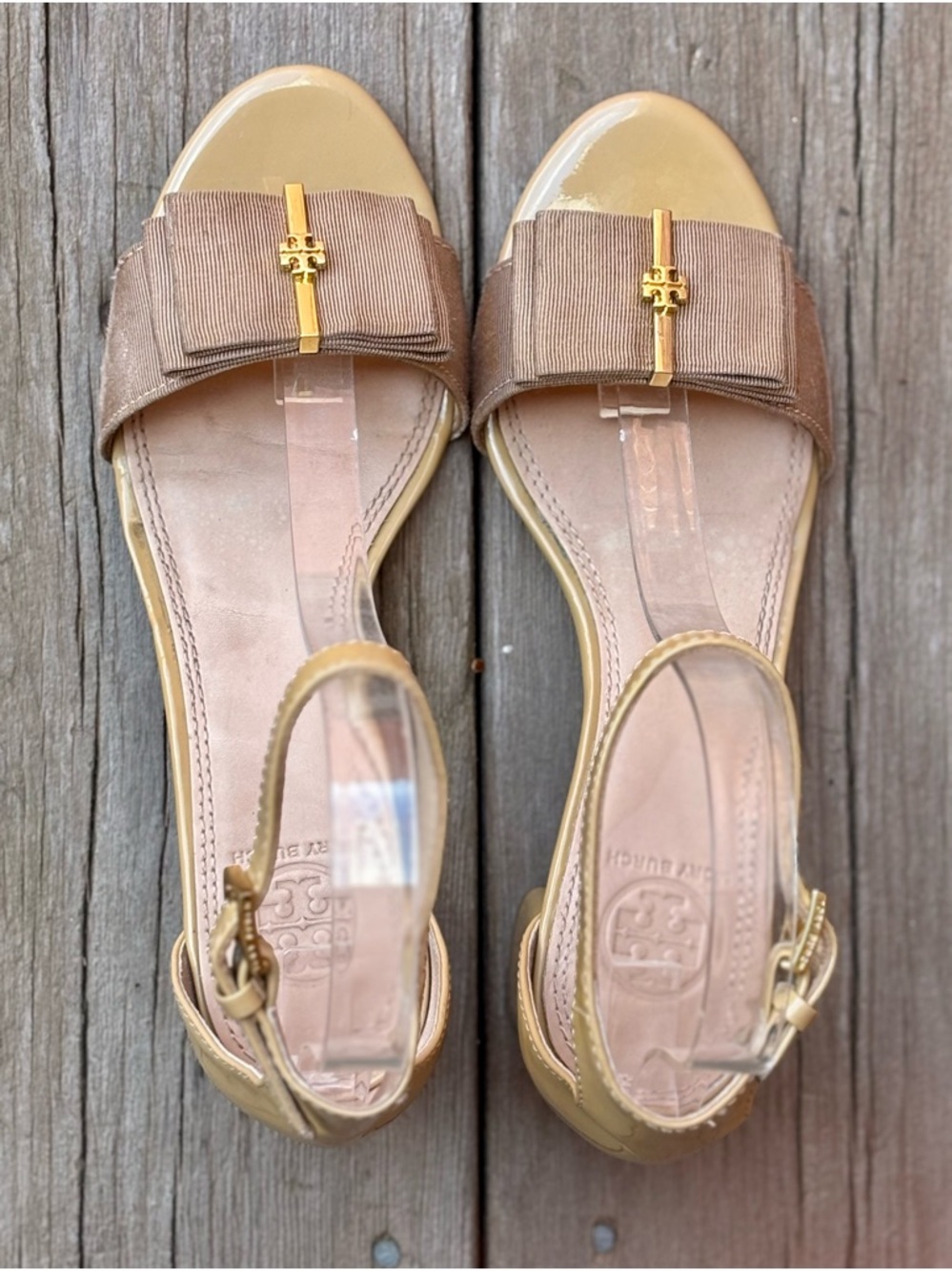 Tory Burch Beige Neutral Patent Leather Ankle Strap Bow Logo Heels Sz 7 - Picture 5 of 10